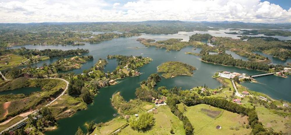 Tourist boat sinks, killing at least nine in Colombia Tourist boat sinks, killing at least nine in Colombia